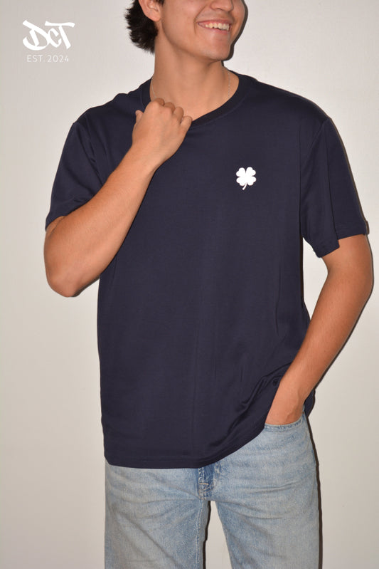 POLERA ALGODON PIMA GAMUZADA DISEÑO DELANTERO TREBOL