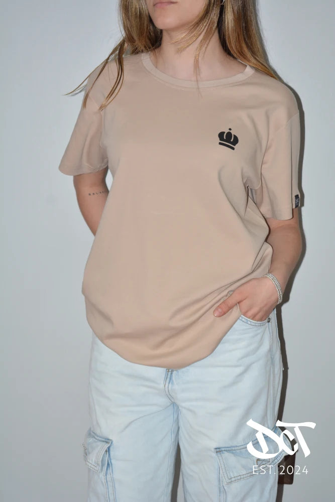 Polera Algodón Pima Corona Arena | dctestablished.cl