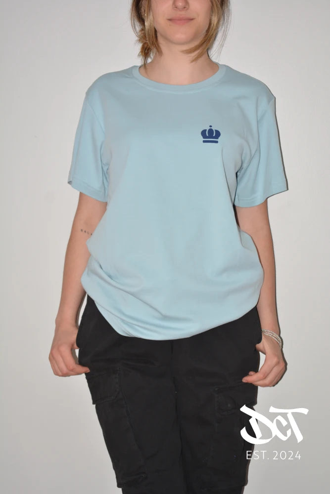 Polera Algodón Corona Celeste | dctestablished.cl