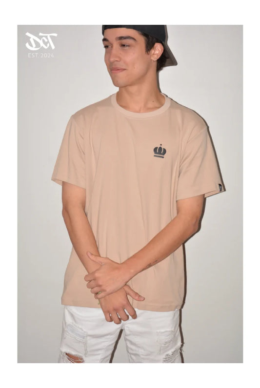 POLERA ALGODON PIMA GAMUZADA DISEÑO DELANTERO CORONA