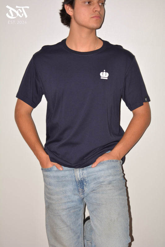 POLERA ALGODON PIMA GAMUZADA DISEÑO DELANTERO CORONA